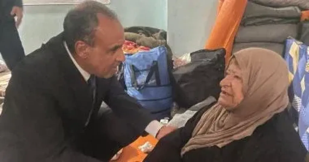 وزير الخارجية يزور مركزا لإيواء النازحين اللبنانيين وينقل للمتضررين دعم الرئيس