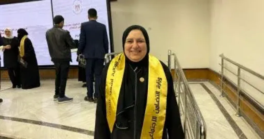 وزيرة التضامن تكرم عبير محمد والدة شهيد شرطة: موجودة هنا بفضل تضحية ابني