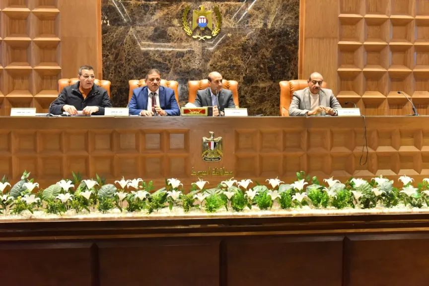 محافظ أسيوط يواصل اجتماعاته لمتابعة مشروعات حياة كريمة