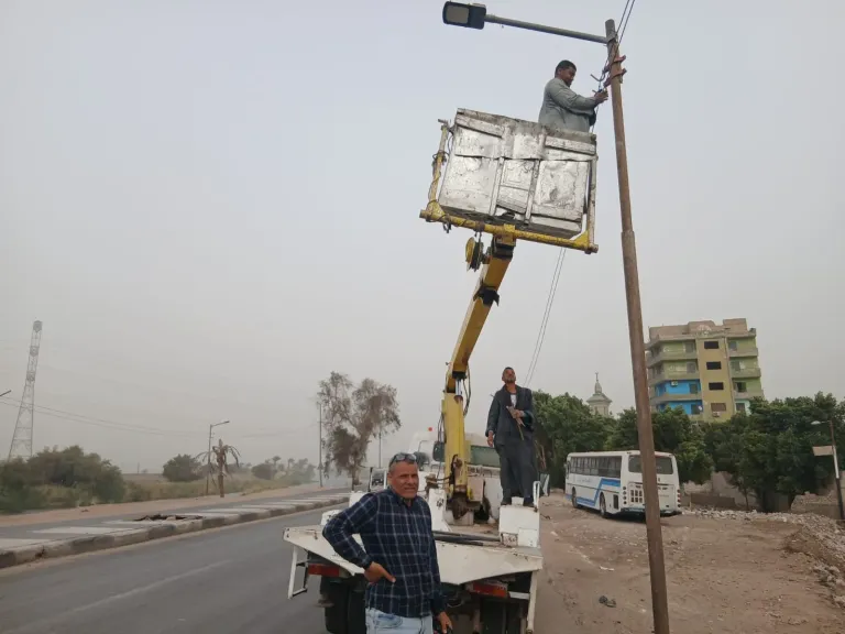 محافظ أسيوط: رفع كفاءة منظومة الإنارة بقرية منقباد لتعزيز مستوى الخدمات