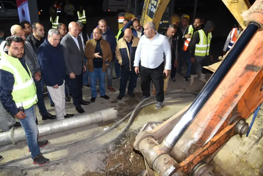 محافظ القاهرة يتابع أعمال توصيل خط مياه جديد بزهراء المعادى”