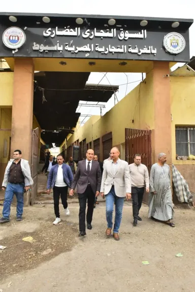 محافظ أسيوط يتفقد السوق الحضاري التجاري بالحمراء ويوجه بتطويره
