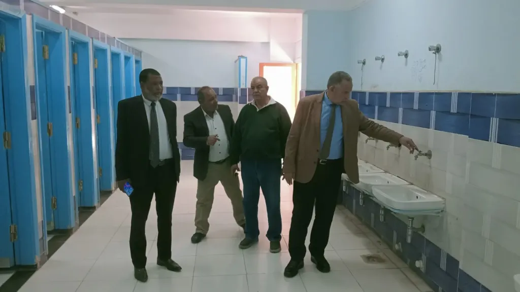 مدير تعليم أسيوط يتفقد مدارس منفلوط لمتابعة الجاهزية وجهود التخلص