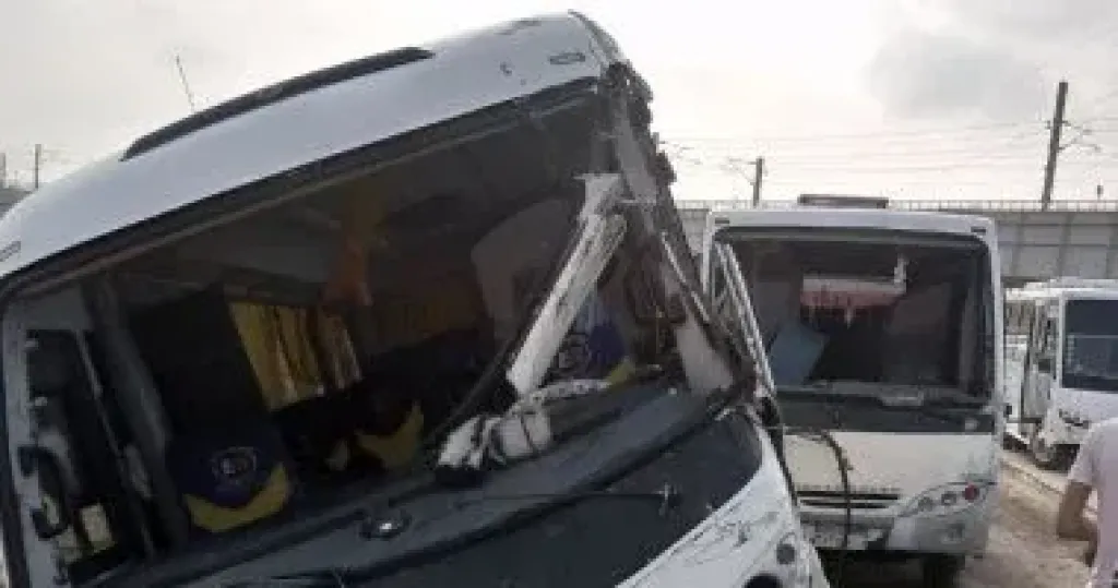 إصابة 5 أشخاص في تصادم جرار زراعي بأتوبيس عمال على طريق بورسعيد الدقهلية