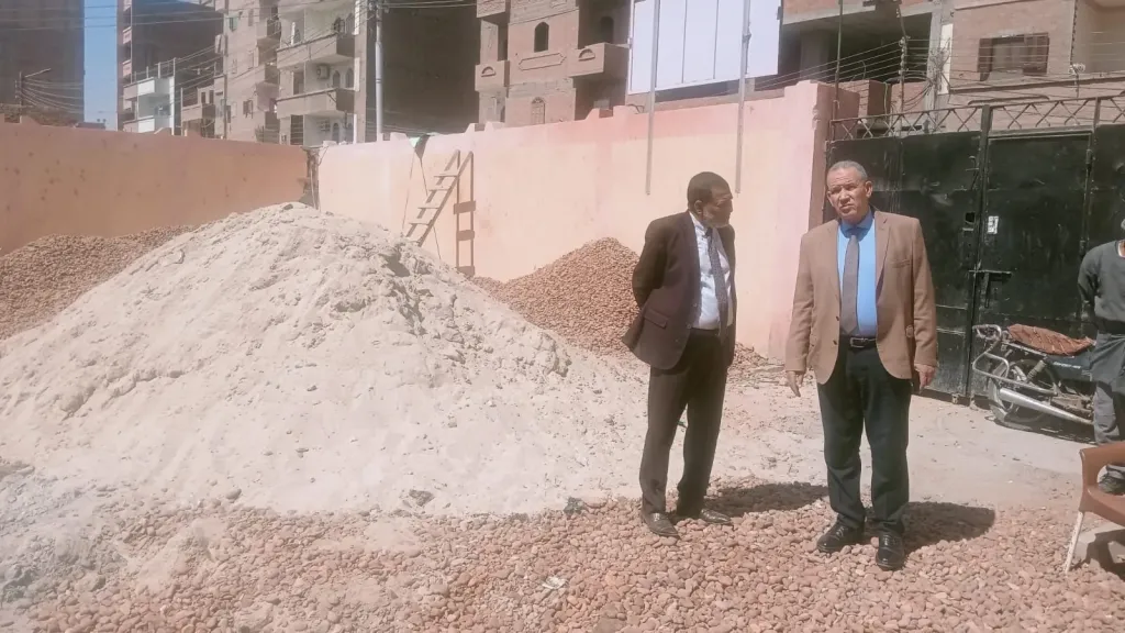 وكيل وزارة التعليم بأسيوط يتفقد أعمال إنشاء جناح توسع بمدرسة الإعدادية الجديدة