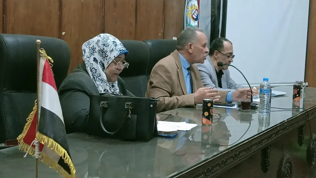 مدير تعليم أسيوط يجتمع مع مديرى الموارد البشرية و الشؤون المالية لضبط