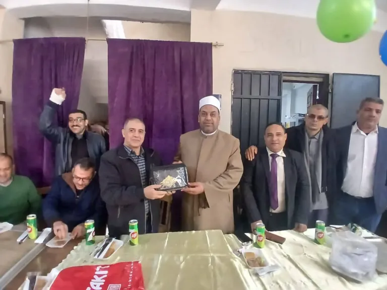 وكيل  اوقاف بني سويف يكرم موظفًا لبلوغه سن التقاعد