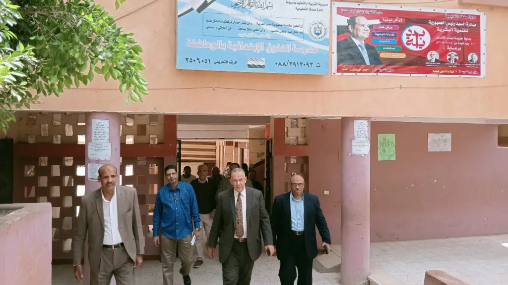 مدير تعليم أسيوط يتفقد 5 مدارس بصدفا ويشيد بمستوى الطلاب ويكرم بعض