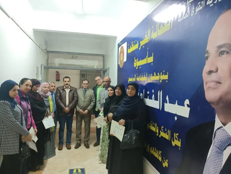 توزيع شهادات إتمام الدورة التدريبية في مهنة التفصيل والخياطة بأسيوط