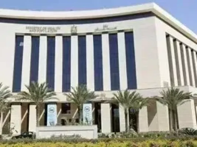 وزارة الصحة تكافئ فريق مستشفى الشيخ زايد التخصصي وإحالة إدارة زايد المركزي للتحقيق