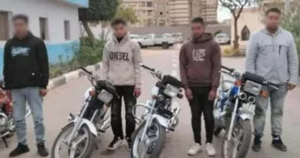 أمن القاهرة ينهي سباقات الموت.. سقوط 4 شباب استعرضوا بدراجاتهم