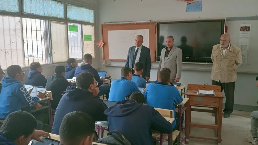 مدير تعليم أسيوط يتابع الاختبار الشهرى الاول ”مارس ” بمدرستى الشهيد احمد فايز