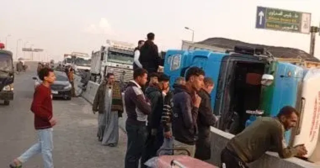 في طريقها لمطار شرم الشيخ.. انقلاب مقطورة محملة بـ50 طن وقود طائرات بالجيزة