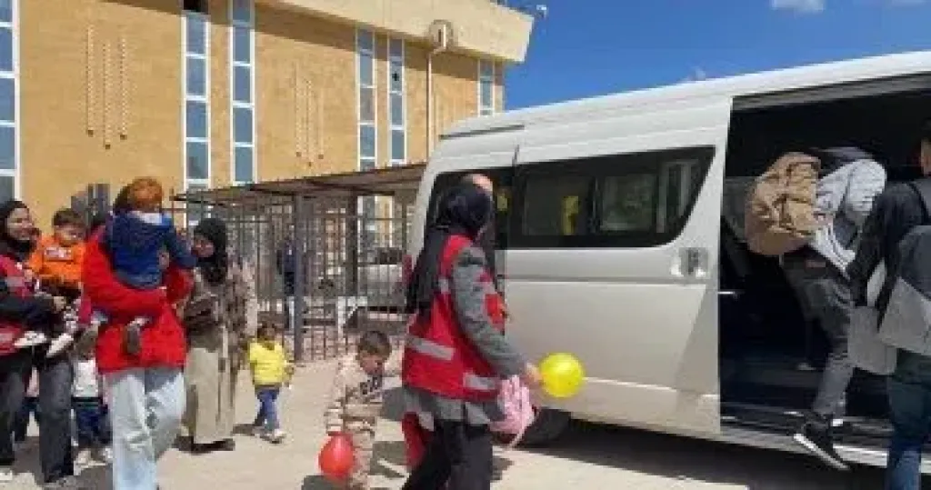 مد غزة بـ 2980 طنًا من المساعدات الإنسانية واستقبال الدفعة الـ27 من المصابين