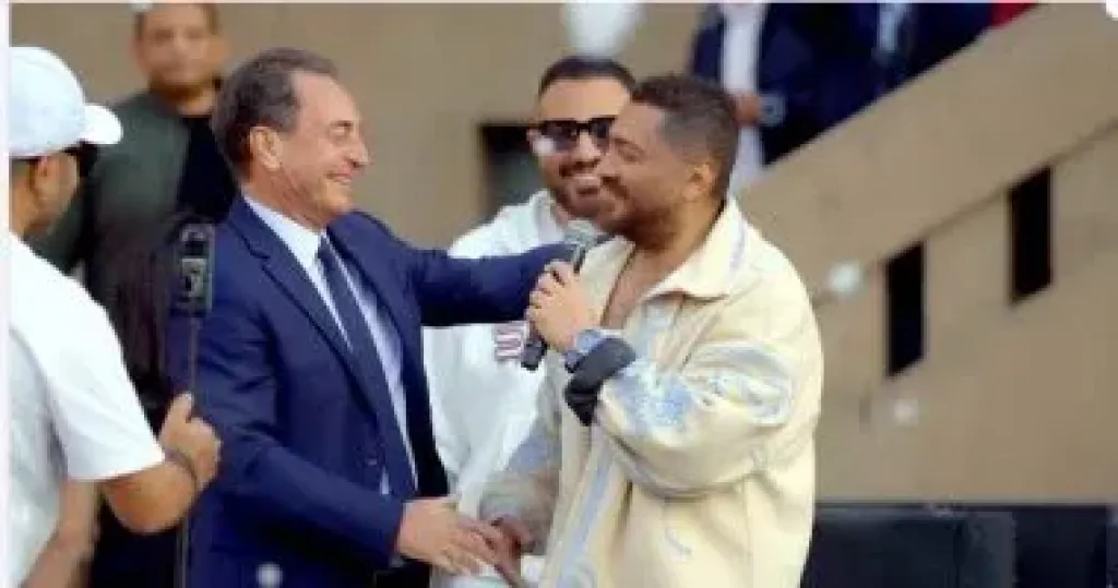 تامر حسني يشيد بالسفير الفرنسى بعد وصلة رقص عفوية: نورت الحفلة