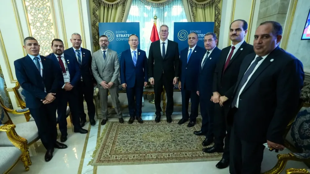 وزير البترول يبحث مع يونايتد انرجي خطط الإنتاج بالصحراء الغربية و استخدام الطاقة الشمسية محل السولار في التشغيل