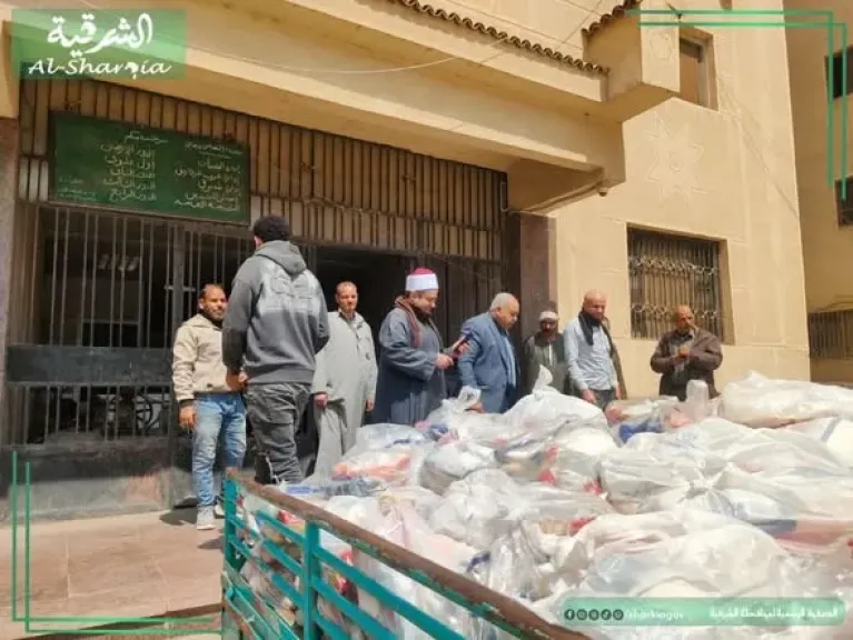 توزيع ٣٢٥ شنطة مواد غذائيه على الأسر الأولى بالرعاية بمحافظة الشرقية