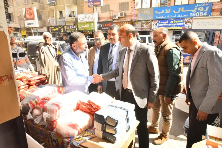 محافظ أسيوط يتفقد منفذ السلع الغذائية الدائم بالقوصية لمتابعة توافر المنتجات
