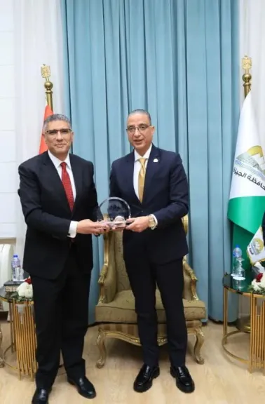 محافظ الجيزة يكرّم المهندس عادل النجار ويهديه درع المحافظة تقديرًا لجهوده
