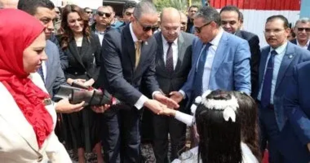 محافظ الجيزة يضع إكليل زهور على النصب التذكارى للشهداء بنزلة الشوبك