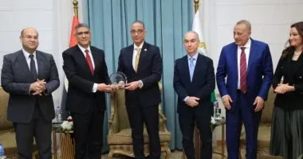 محافظ الجيزة يكرم المهندس عادل النجار ويهديه درع المحافظة تقديرًا لجهوده
