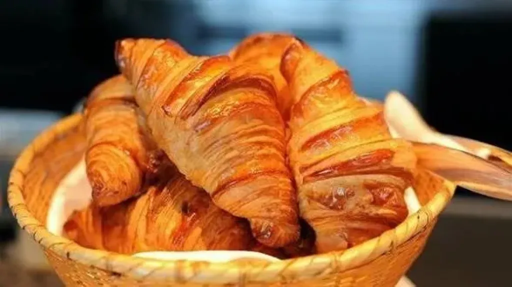 تناول الكرواسان .. يُصيبك بالسرطان لهذه الأسباب .. خبراء فرنسيون يحذرون
