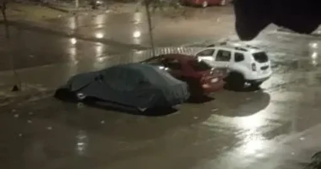 المرور يدفع بسيارات إغاثة على الطرق السريعة بعد سقوط أمطار