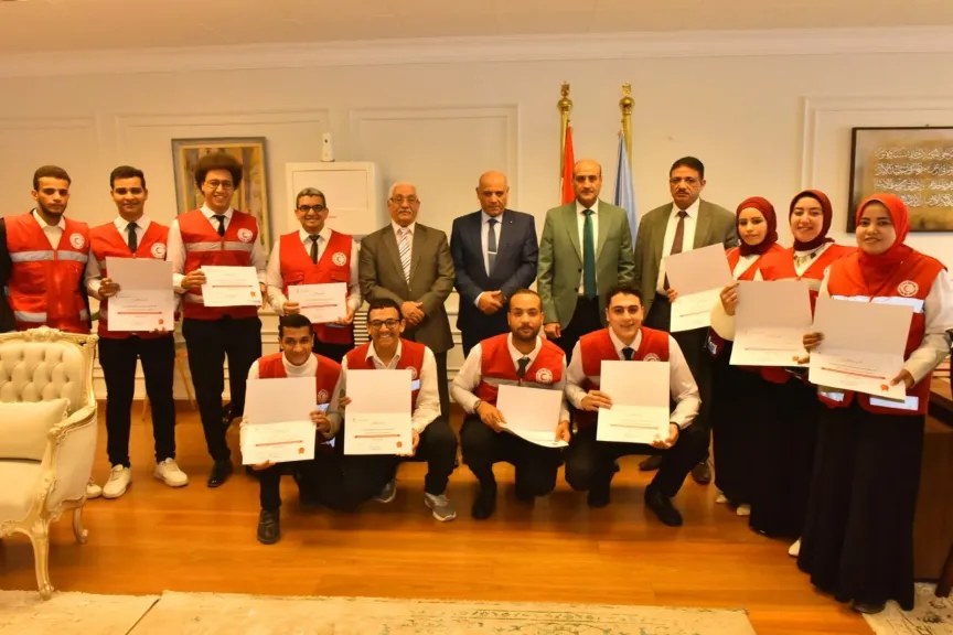 محافظ أسيوط يكرم متطوعي الهلال الأحمر تقديراً لجهودهم في دعم العمل الإنساني