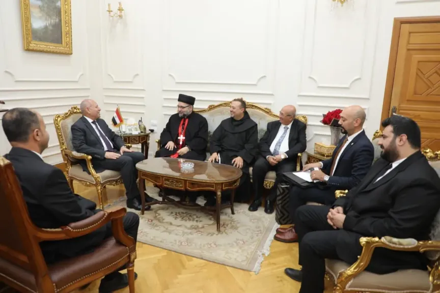 محافظ القاهرة يلتقى برئيس الكنيسة والطائفة الكلدانية فى مصر بديوان المحافظة