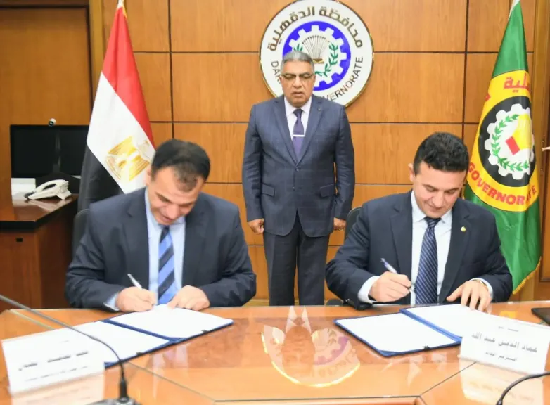 محافظ الدقهلية يشهد توقيع عقد توصيل وصلة الكهرباء الرئيسية لمنطقة ابن زيد