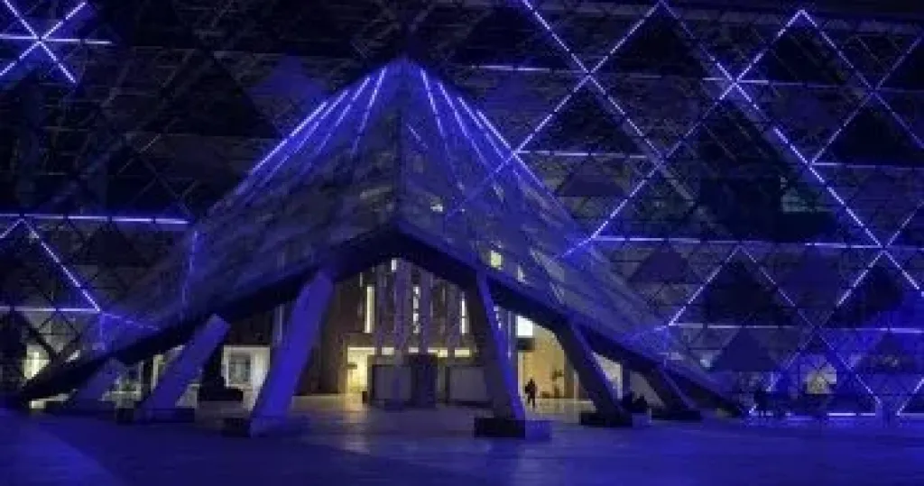 المتحف المصري الكبير يُضيء واجهته باللون الأزرق احتفالا باليوم العالمى للتوعية بالتوحد