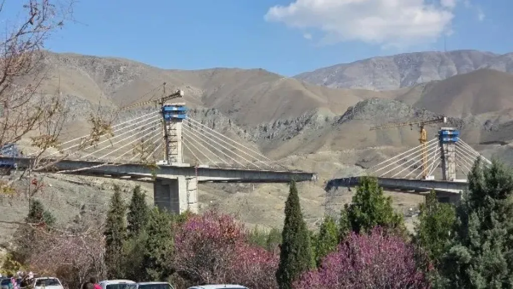 خبير استراتيجي: الجسر الإيراني تحت الإنشاء واستهدافه لن يؤثر على طهران ” أعلى كوبري بالشرق الأوسط ”