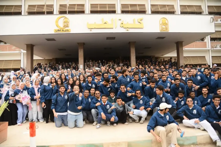 عميد طب أسيوط يشارك طلاب الدفعة (٦٤) احتفالاتهم بانتهاء أعمال الامتحانات