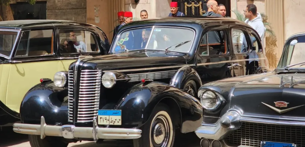 60 سيارة كلاسيكية تزين شوارع العاصمة احتفالًا بمرور 102 عام على إنشاء نادي السيارات ( صور )