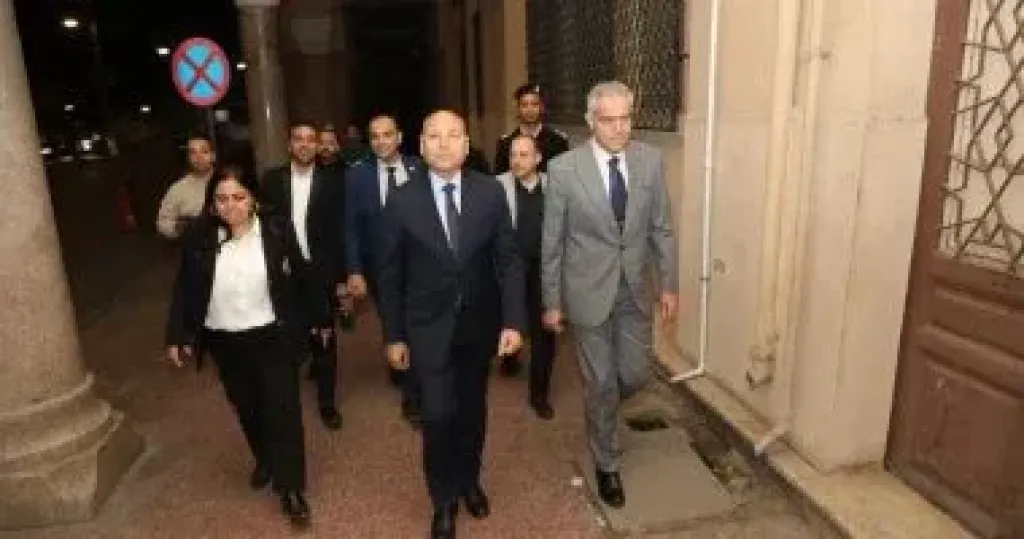 محافظ القاهرة يتفقد ”الكوربة” لمتابعة الالتزام بمواعيد غلق المحال في التاسعة مساءً