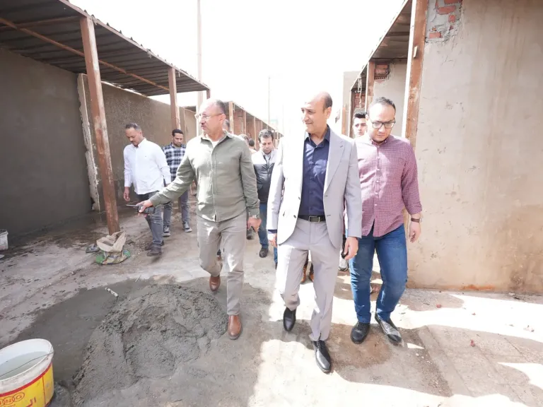 محافظ أسيوط يتابع تطوير سوق الحمراء التجاري الحضاري ويوجه بزيادة الباكيات