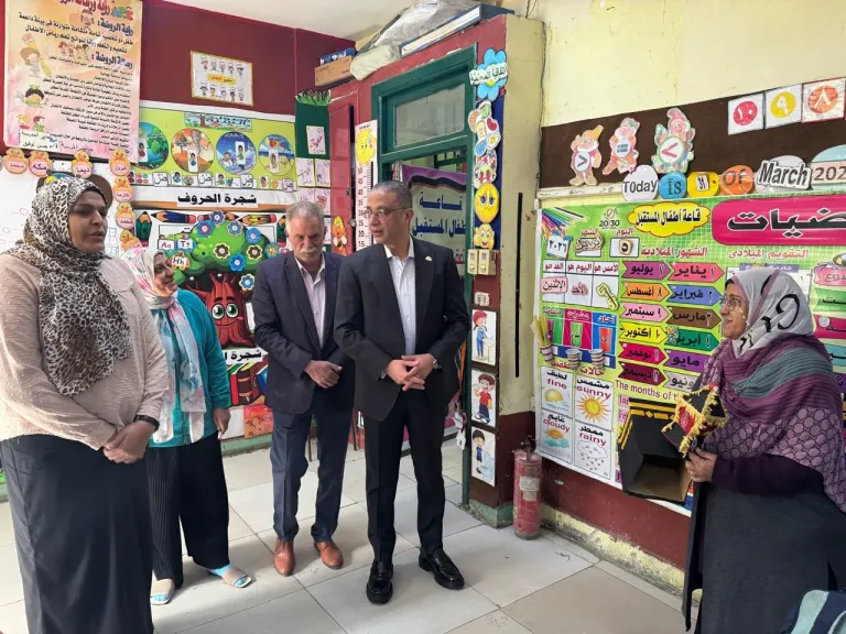 محافظ الجيزة يتفقد مدرسة غزوة تبوك الابتدائية بإمبابة لمتابعة انتظام العملية التعليمية