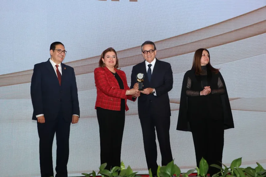 تكريم أكاديمي رفيع للدكتورة هالة المنوفي القائم بأعمال رئيس جامعة مصر للعلوم والتكنولوجيا باحتفالية مئوية ”طب أسنان” القاهرة