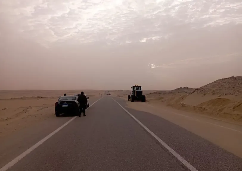 محافظ أسيوط: استمرار العمل بطريق ديروط – الفرافرة ورفع الكثبان الرملية