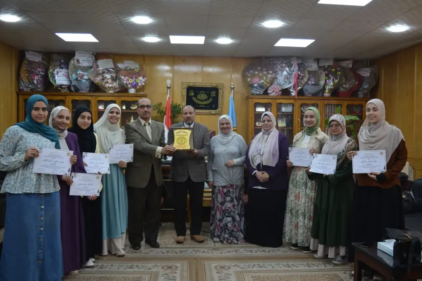 نائب رئيس جامعة الأزهر للوجه القبلي يكرم فريق لغة الإشارة بتربية البنات بأسيوط