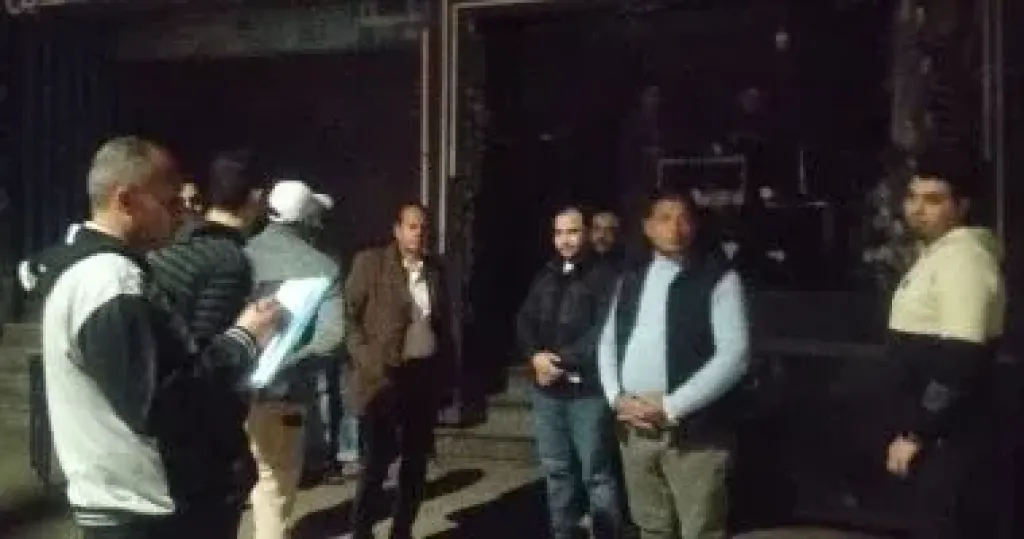 العياط تشدد الرقابة ليلا.. متابعة التزام المحال بمواعيد الغلق ومحاضر للمخالفين