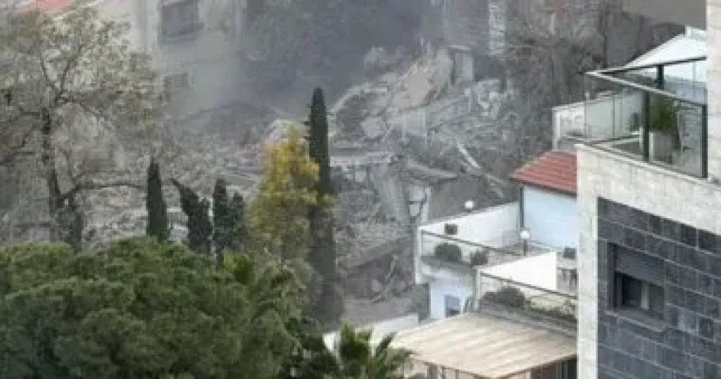 دمار هائل في حيفا المحتلة وفقدان 4 إسرائيليين بعد سقوط صاروخ إيراني