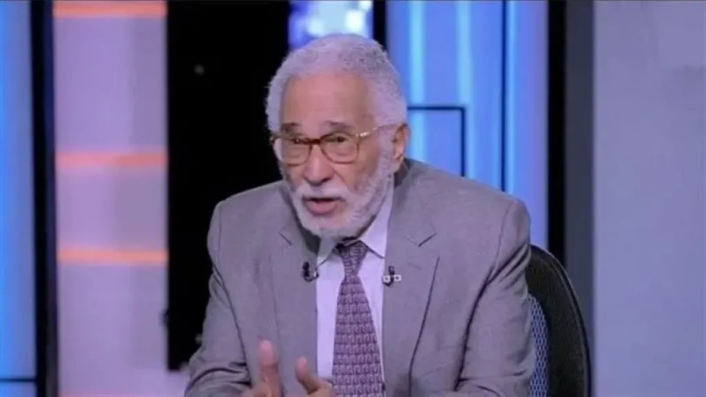 نجل عبدالرحمن أبو زهرة يعلن إصابة والده بورم على الرئة