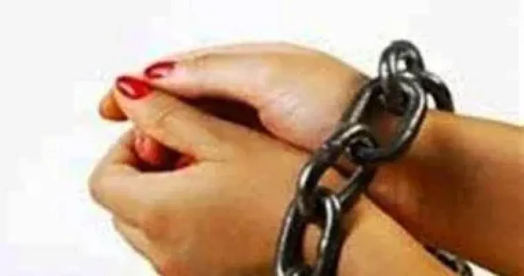 حبس ربة منزل لاتهامها بقتل زوجها في الفيوم.. اعرف التفاصيل