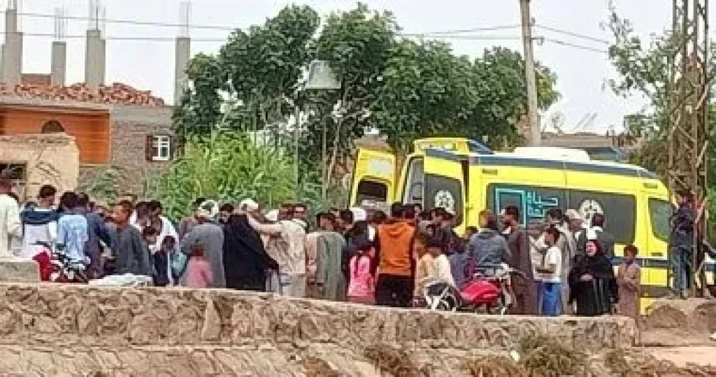 مصرع طفل وإصابة آخر في تصادم ميكروباص وموتوسيكل بطريق مصر–أسوان في سوهاج