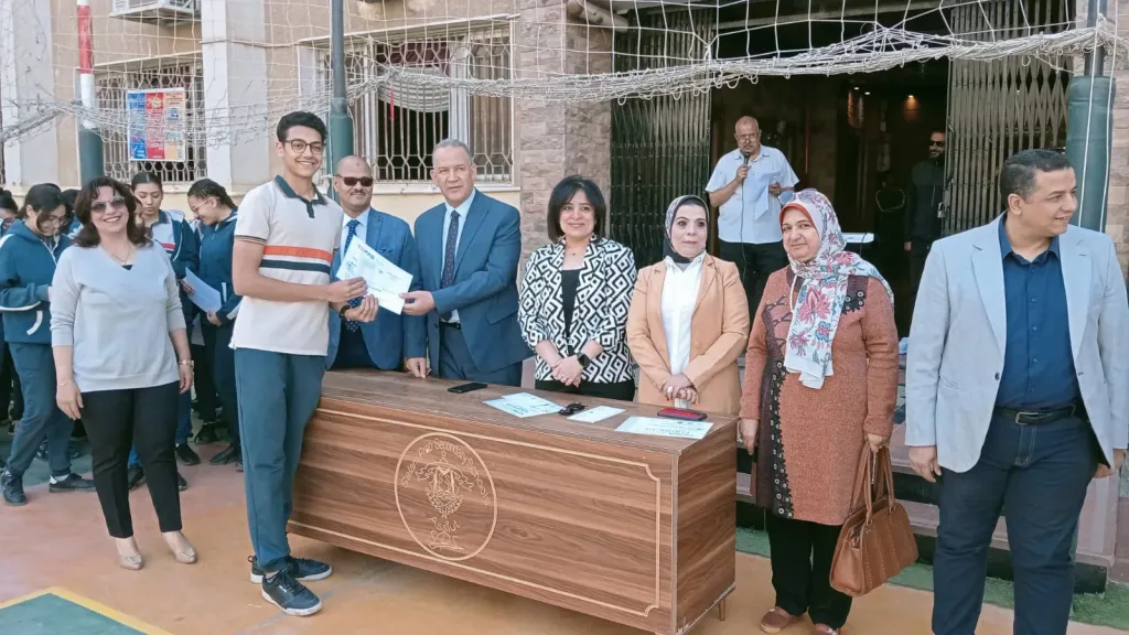 وكيل وزارة التربية والتعليم بأسيوط يشهد توزيع شهادات ”التوفاس ”  لطلاب مدرسة السلام
