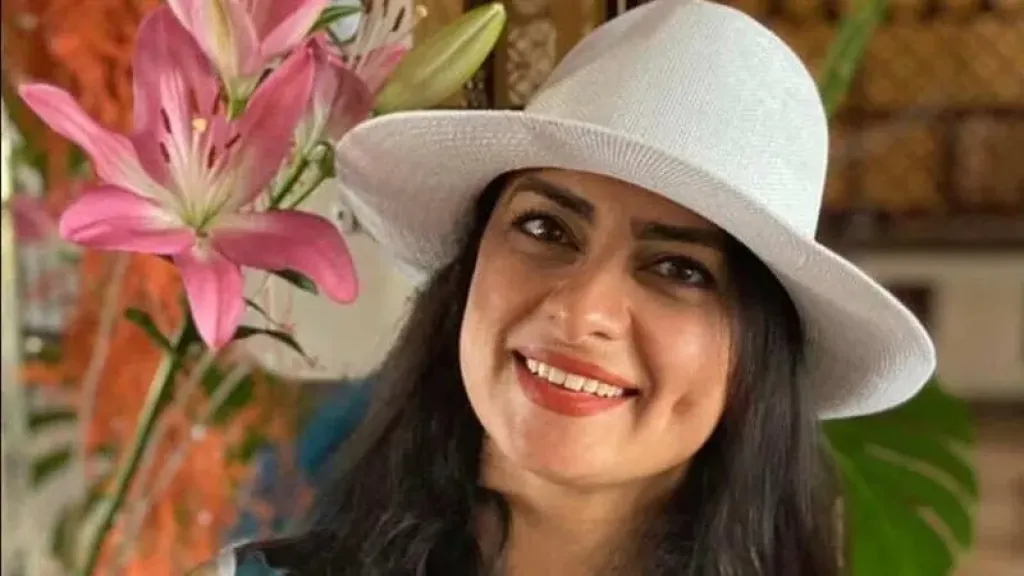 الفنانة التشكيلية جيهان سعودي تشارك بمعرض ”كيميت” في فرنسا