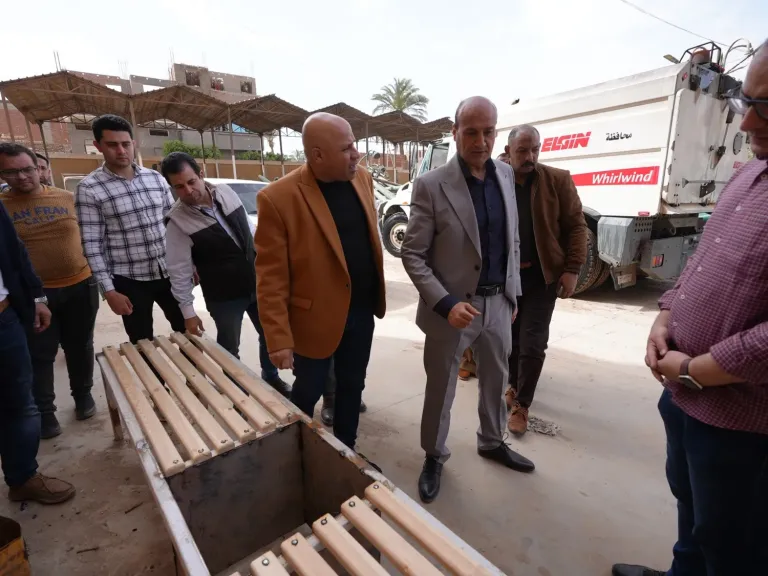 محافظ أسيوط يتفقد تنفيذ مقاعد خشبية ويتابع إعادة تأهيل أعمدة للإنارة