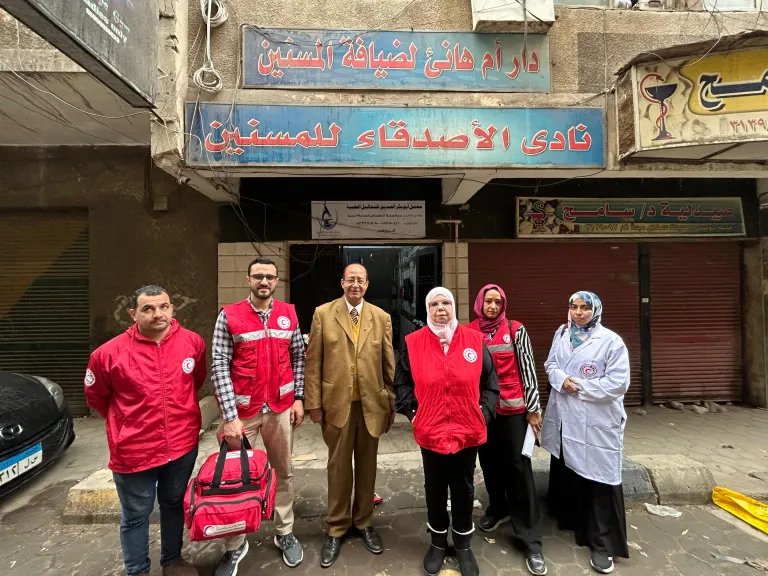 الهلال الأحمر وصندوق دعم الجمعيات يقدمان دعماً طبياً وخدمياً لدور مسنين بالجيزة