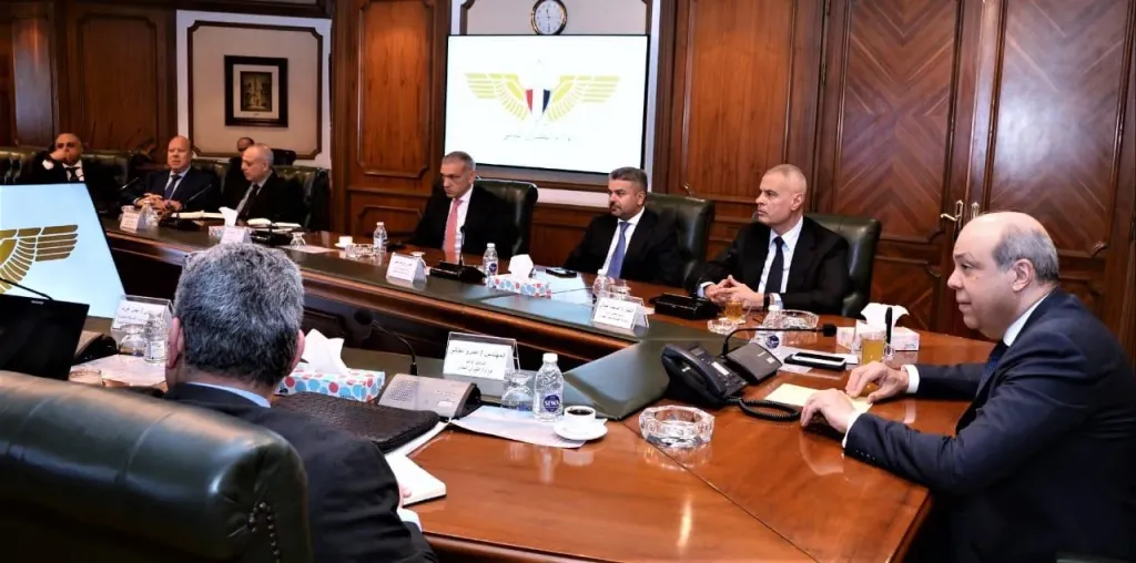 وزير الطيران المدني يعقد اجتماعًا موسعًا لمتابعة الاستعدادات النهائية لموسم الحج 1447هـ